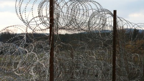 25 военни охраняват границите от днес