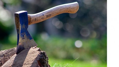 Мъж уби майка си, остави я на улицата и заспа