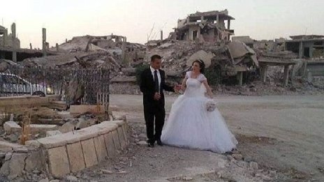 Сирийци се венчаха в Кобани – семейство в руините!