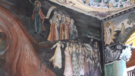 Стенописи на два века застрашени в Бачковския манастир 