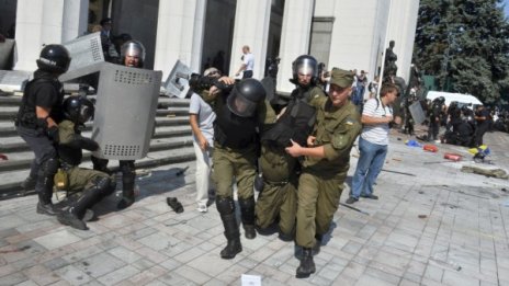 Втори полицай почина от раните си след сблъсъците в Киев