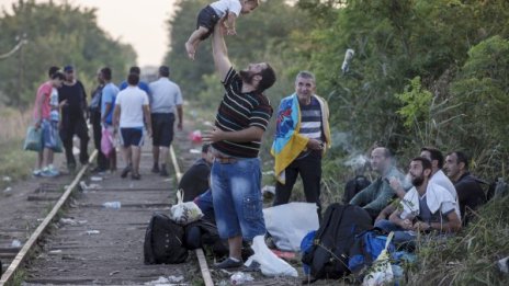 Заради мигранти, пет влака останаха блокирани под Ламанша