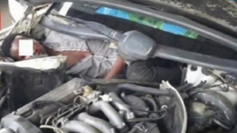Екстремна миграция: Откриха мъж при двигателя на кола