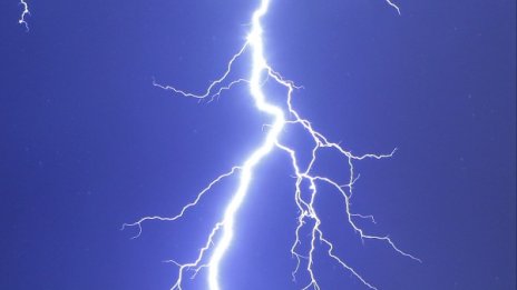 Мълния уби български шофьор във Франция