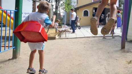 Мама! Тати! Нужна ли е тайната на осиновяване?