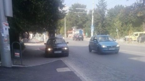 Автомобил паркира на велоалея