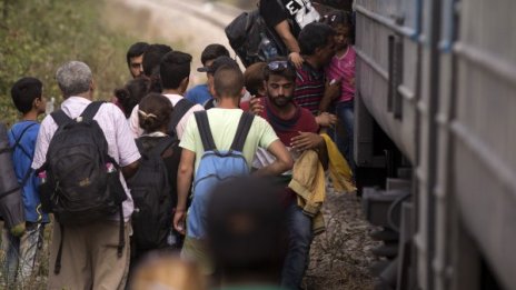 Раниха полицаи при безредици в испански център за мигранти