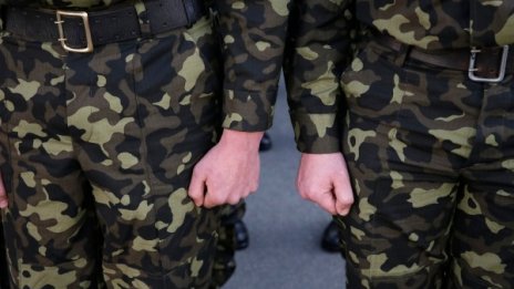 Украински войници отишли да пийнат с руски граничари в Крим