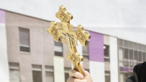 Бой, ругатни и църковен напев - идилия по манастирски 