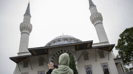 Обещание: На всеки 100 бежанци в Германия - джамия 