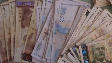 Болногледачка открадна 4 000 лв. от наелото я семейство