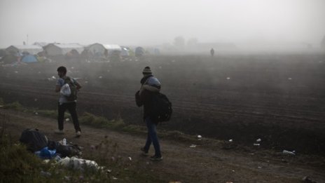 Бежанци пробиха оградата по унгарската граница 