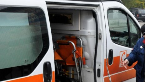 Бездомно куче разкъса крака на жена във Варна