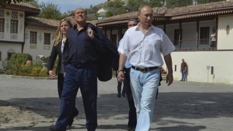 Путин и Берлускони се чукнаха с бутилка на 240 лета