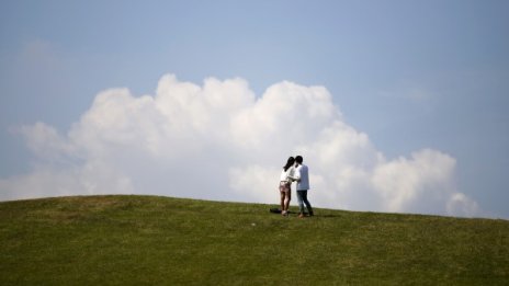 Слънчева неделя, температурите ще стигат до 30°