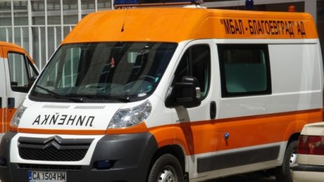 Непълнолетен мотоциклетист ранен при удар в кола