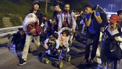 Милион ще са бежанците в Германия до края на годината