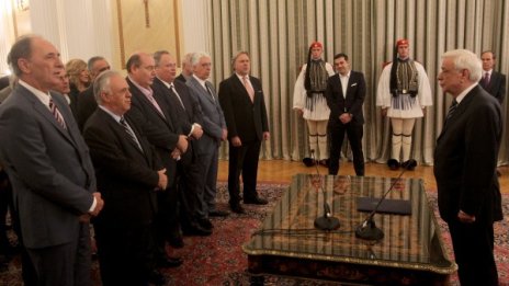 Новият гръцки кабинет стартира с расистки скандал