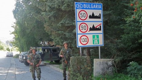 135-ма искали да минат границата, нашенци им помагали