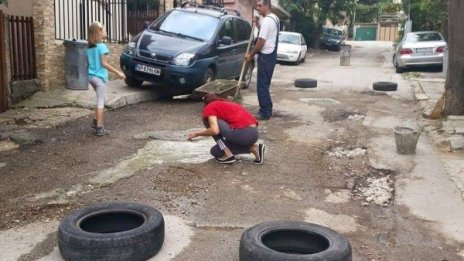 Родна картинка: Семейство запълва дупки във Враца