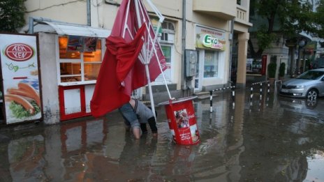След потопа: В село Буковлък липсва цяла улица