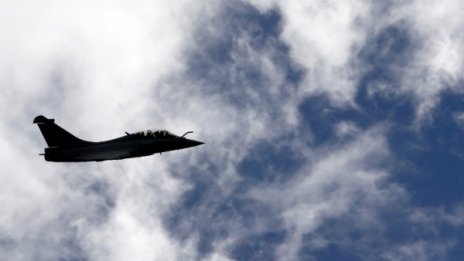  Франция нанесе първите си въздушни удари в Сирия