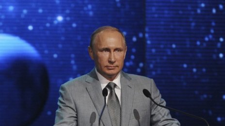 Путин категорично против "цветните революции"