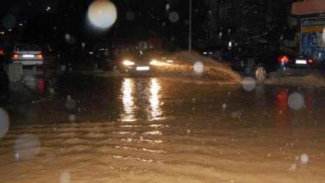 Потоп на пътя за Свиленград: Коли и къщи – във вода