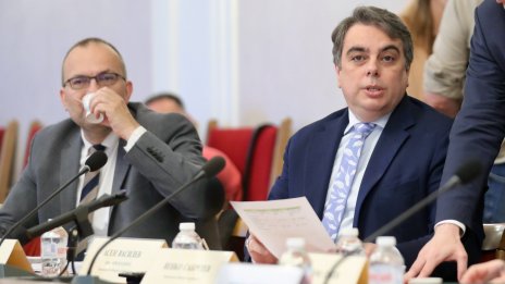 Знак към бюджета на Гълъб Донев: Асен Василев заложи на вратовръзка с&hellip; пера СНИМКИ