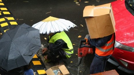Г-н Маргаритка и мистър Кашон монтират "легнал полицай"