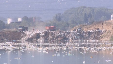 Водоем край София се превърна в сметище