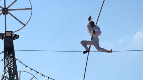 Акробат мина необезопасен на 15 м височина