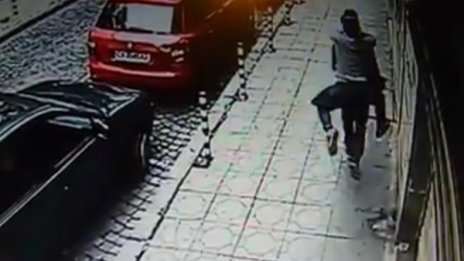 Екшън в София: Тийнейджъри скочиха на 13-годишен
