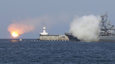 Руски кораби стрелят от Каспийско море срещу ИД