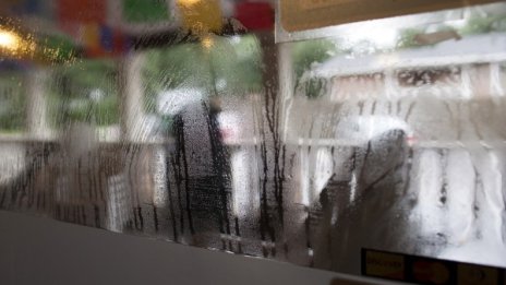 Времето остава мрачно, ще се затопля в събота...