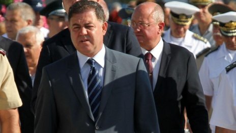 Ненчев кръстоса шпаги със зам.-командира на ВВС