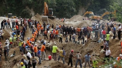 Жертвите на свлачището в Гватемала вече са 253