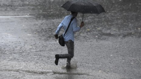 Валежите продължават, може и да гърми