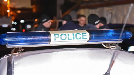 Кола катастрофира след гонка с полицията, вътре – 12 мигранти