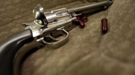 2-годишно простреля баба си с оръжието на майка си