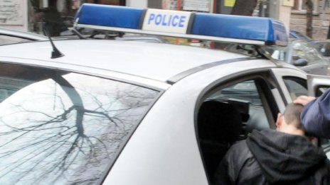 Спипаха 64 нелегални бежанци в два буса