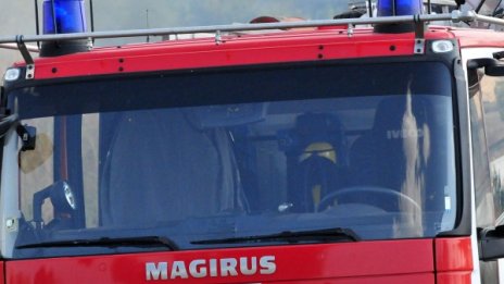 Пожар във "Връбница", апартамент изгоря до основи