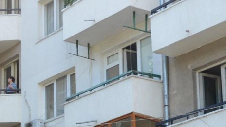 Драматична нощ в Бургас:  Жена скочи от 3-я етаж и оцеля