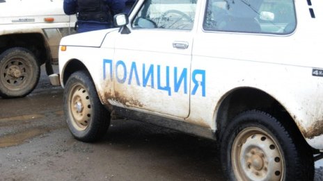 Полиция vs. бежанци в нощна гонка край Бургас