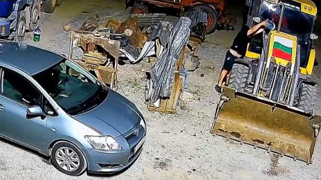 Маскиран подпали автомобил и земеделска техника за 200 000 лева