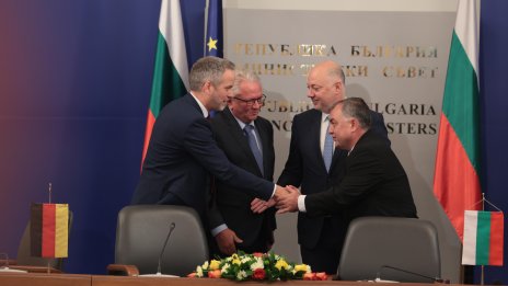 Историческа сделка: България и "Райнметал" подписаха договора за завода за барут и боеприпаси