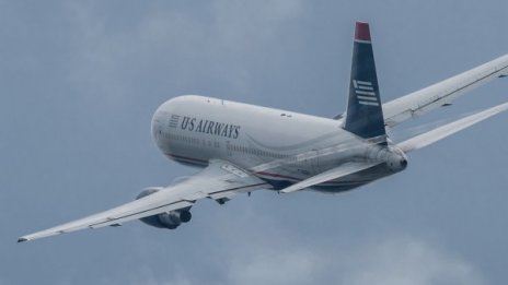 US Airways "кацна", "полита" American Airlines