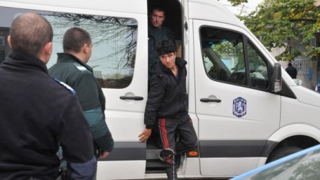 Заловиха 58 нелегални бежанци в Бургас само за ден