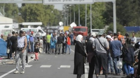 Швеция пази бежанците след палежи на центрове