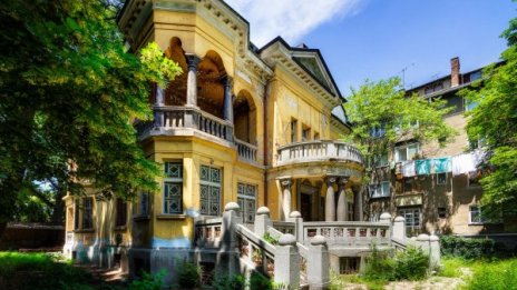 "Къщата с ягодите" –  една рушаща се хубавица на кръстопът